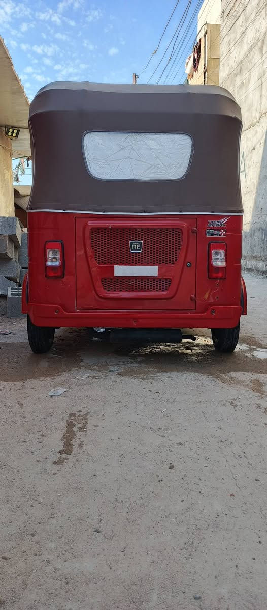 سلام عليكم تكتك للبيع رقم بصره محرك كفاله بس زنجيل وكلجات تكتك حلوه مكاني بصره ***********
