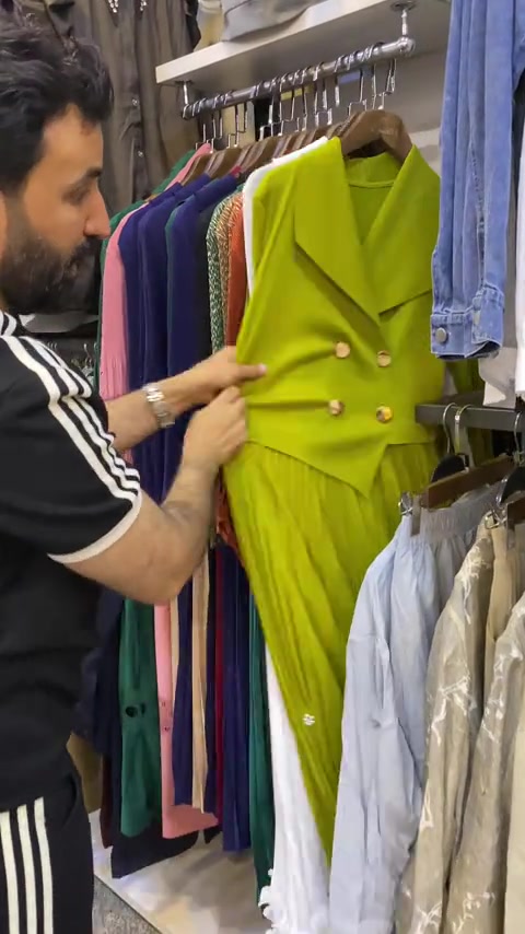 بعد طلبكم نزلتلكم مجموعه حلوه من الستوريات بمنشور واحد .. كل اللي عليج تكملين الفيديوهات للاخير.. اسحبي الشاشة لليسار . اسعار حلوة وقطع حلوة 💙❤️ .. .. سعر التوصيل 5 الاف دينار  بغداد وكل المحافظات  . العنوان : بغداد الدورة سوق الاثوريين شارع نادي المجتمع العائلي رقم الهاتف ***********___*********** .. . . . . . . #ملابس #ازياء #اكسبلور_فولو 
