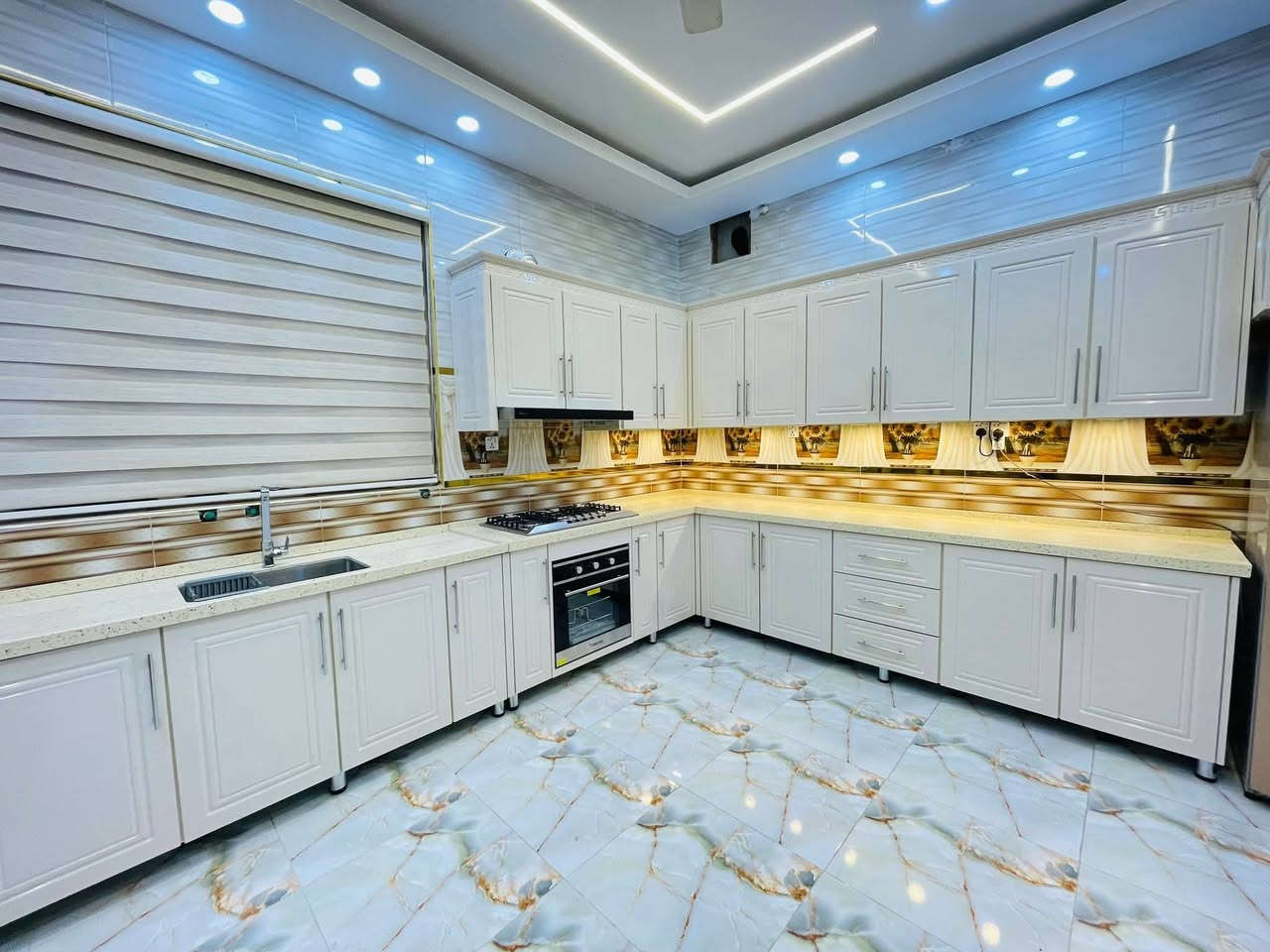 الداخل المنيوم محشه بخشب وباب HDF اف ومرمر طبيعي
*********** السماوه
