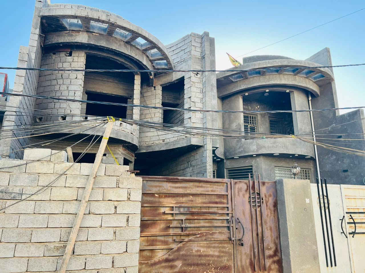 هيكل للبيع طابقين طابو زراعي مساحة ١٢٥ متر مكانه حي العصري قرب بيت دكتور زهير للتفاصيل أكثر الاتصال الرقم ***********
