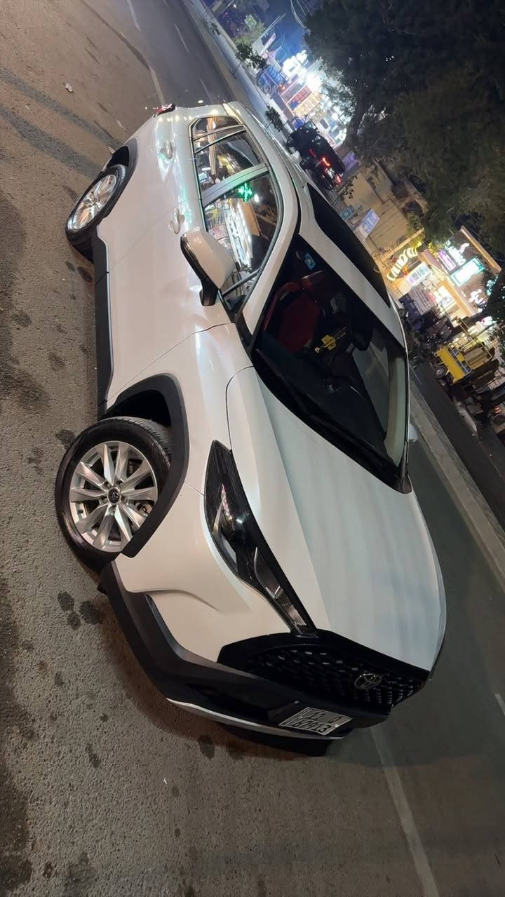 السلام عليكم
📌📌 تيوتا كورلا كروز 
📌📌 موديل 2024 
📌📌 عداد مسافه 30
📌📌محرك 2000 دوش 
📌📌 السياره استيراد خاص بانزين 
📌📌 موصفات بصمه وفتحه 
📌📌 لون الداخل احمر مطعم بسود 
📌📌 السياره بيه رصعه صغيره بل باب 
ورصه بل جاملغ مبينات 

📌📌 سعر  30 مليون وبيه مجال 
📌📌 مكان بغداد الجادريه قرب فندق بابل 
📌📌 رقم الهاتف ***********
