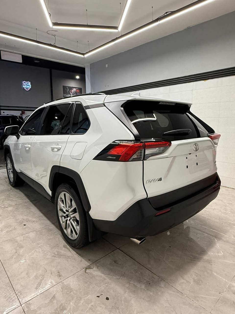 🚗 تويوتا راف فور 2024 – فئة بريموم 🔥
محرك اقتصادي قوي مع نظام دبل (AWD) – ثبات وأمان بكل الطرق  
فئة بريموم – فول مواصفات داخل جلد كشن كهرباء 
كشن ميموري 
سقف سلايت 
لايت لد 
ويل كب كروم 
صندوق كهرباء 
تحكم ستيرن 
الصبغ جاملغ وربع بونيد 
صور حادث مرفقه 
بدون رقم تترقم جميع محافظات كردستان 
السعر 235 🔥
المكان اربيل 📍
للتواصل ☎️
***********
