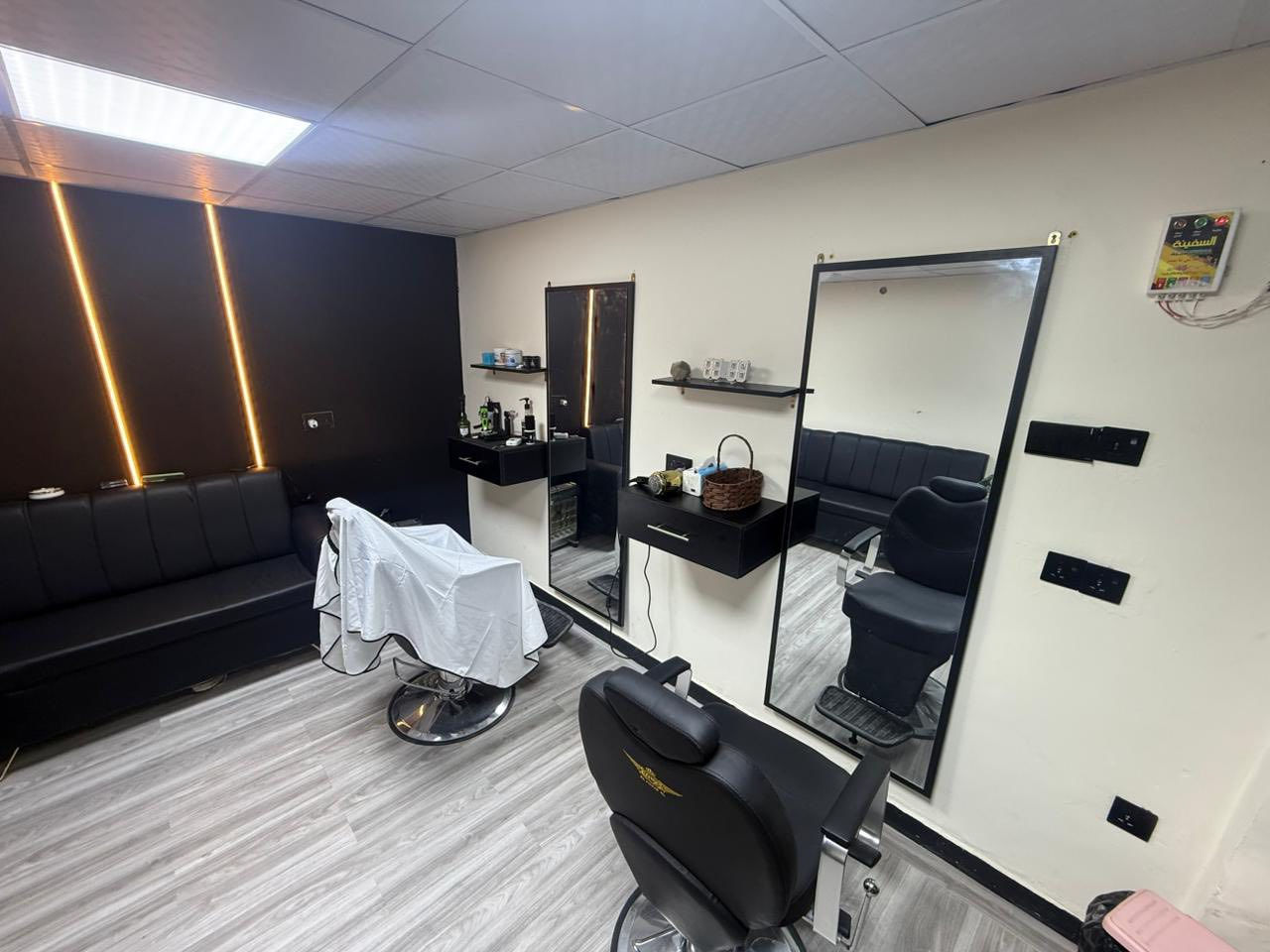 #اعلان_مدفوع_بحلاقة🤣
مطلوب حلاق لكرسي شاغر للإيجار
محل الحلاقة مفتوح جديد 
وصاحبه شاب مرتب 
عنوانه الجغيفي الأولى بجانب مدرسة السؤودد
وجهته على شارع حي الشرطة يعني منطقة 
بيها روش وسوگها ماشي
للأستفسار ‭ ٠٧٨٨ ٢٩٩ ٥٥٨٠‬
