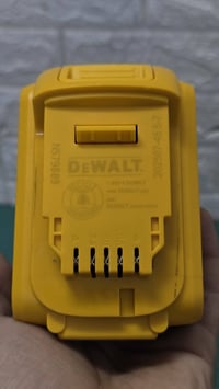 ديوالت • ٢٠فولت ٨أمبير • جديد