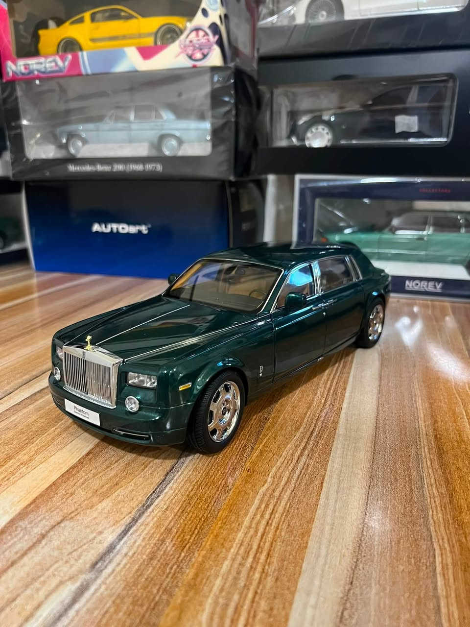 مساء الخير اصدقائي
1/18
Rolls-royce 
Phantomextended wheelbase
Kyosho 
Green
السعر 330$


**إذا كنت صاحب هذا الإعلان وتريد حذفه لأي سبب، رجاءا أرسل رسالة إلى الدعم الفني**