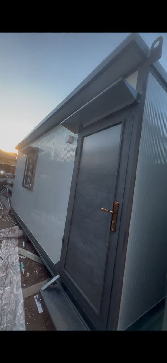 سلام عليكم كرفان قياس 6*3 تفصال جديد شغل مرتب جدا أبواب حديد أو بي في سي حسب الطلب
سعر 1850 جميع أنواع الكرفانات متوفرة حسب الطلب و القياسات ضد الحريق و العادي شعار تنافسيه 
أي ستفسار اتصال أو واتساب ***********
