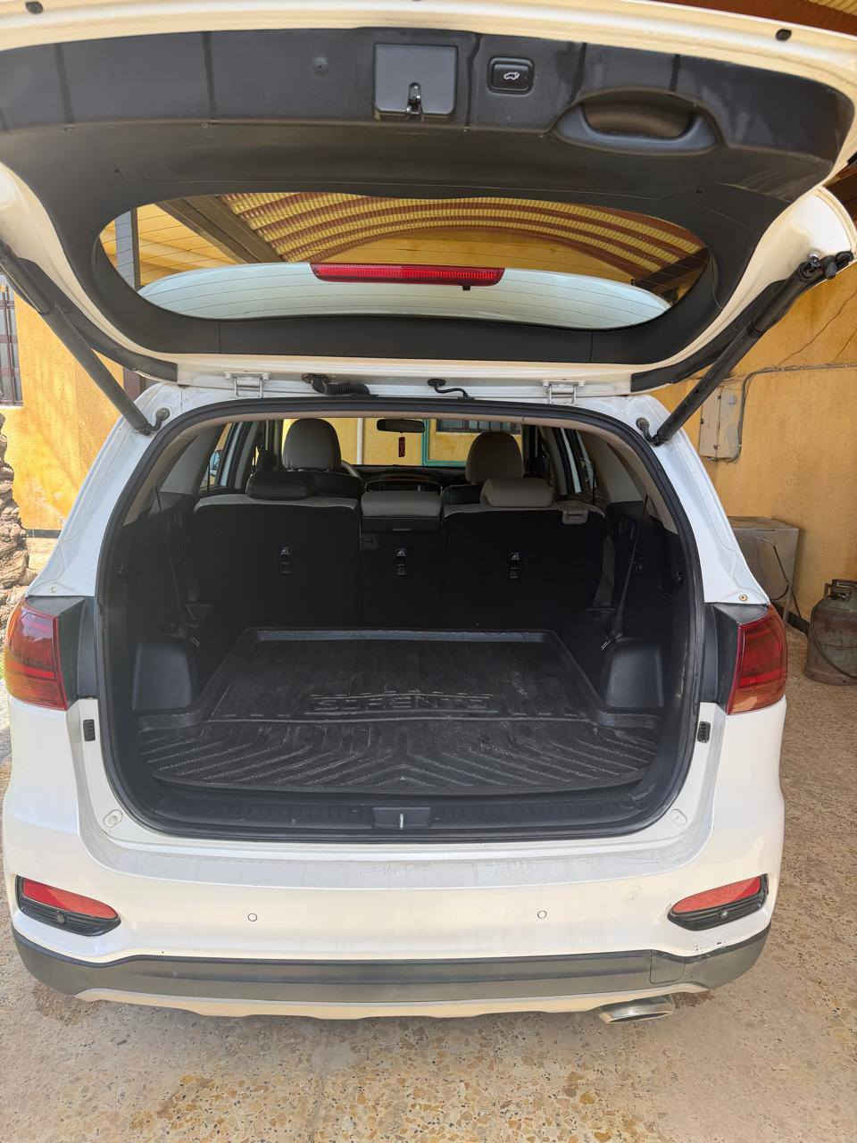 سورنتو خليجي موديل 19 مكفولة من الصبغ وتبديل عدا نص جاملغ امامي 
مواصفات 
بونراما
بصمه تشغيل 
صندوق كهرباء 
سته سلندر 
سبعه راكب 
تلث قطع تبريد 
كشنات كهرباء وجلد
حساسات أمامية وخلفية 
لد امامي خلفي 
تخم تاير وصدر بلكارتون 
رقم بغداد بسمي 
مكان بغداد 
السعر233
***********
***********
ملاحظه مكينه وكير شركه مفتوحات 
يرهم مراوس بسورنتو احدث 23
