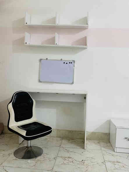 غرفة نوم تركية نفرين نظافة 90% 
كلها قطعها فول فقط ميز مراية يحتاج تبديل سكة ويدات 
متكونة من :
كنتور سكة 
جرباية & دوشك اسنفج عالي ونظيف جداً
٢ كومدي جرباية
ميز مراية
مكتب دراسة حطاطة 
كرسي مكتب
رفوف حائط عدد ٢ حطاطة
رف ميز مراية طويل حطاطة 

سعرها 300 ألف 
التواصل والاستفسار ع الخاص او ع الواتس اب ***********
