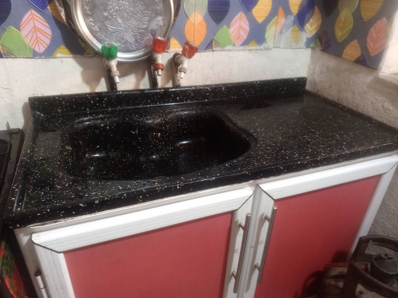 الكاونتر متر ونصف والسنك كرانيت متر وعشره النظافه 80٪ السعر 400 الف بيه مجال للشراي مكان مدينة الصدر
***********
