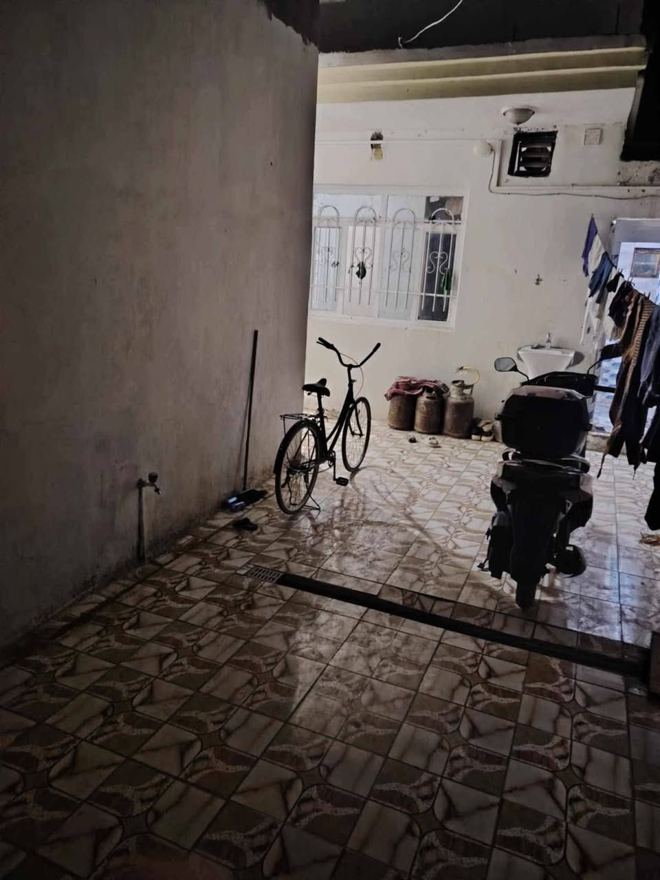 بيت للبيع في شارع البريد مقابيل البريد مباشراً
موقع تجاري ع شارع مباشراً :- 

المساحة :- 265 واقع حال =بسند 250

تفاصيل المحل :- 

البيت يحتوي ع محلات موقع تجاريةة ويرهم شقةة المحل طابقين 8ونص واجهةة و 6 م نزال علماً ان المحلات كونكريت مسلح وركن المحل الجوة درج يصعد لفوك يرهم شقةة المحلات .

تفاصيل البيت :- 

واجهه 4 امتار يحتوي :-

3 غرف 
صالة 
مطبخ 
استقبال 
صحيات داخليةة وخارجيةة .
مناور عدد 2
سطح شتايكر حديث .
----------

للتوضيح :- بيت محجوز مباردة نبيعةة محجوز واحنة نبقةة نسدد لان استقطاع الاكتروني داور بٱسمك مثقل بديون وتسديد علينةة ويداور باسمك بس يبقة محجوز فقط والاستقطاع مباشراً علينةة  .

ملاحضةة :- للبيع البيت + المحلات والمحلات ترهم شقةة لان بصفحةة مخلي درج ليفوك يصعد لطابق ثاني المحل .

رقم الموبايل غير متواجد ع فيس :- 

‏‪***********‬‏
