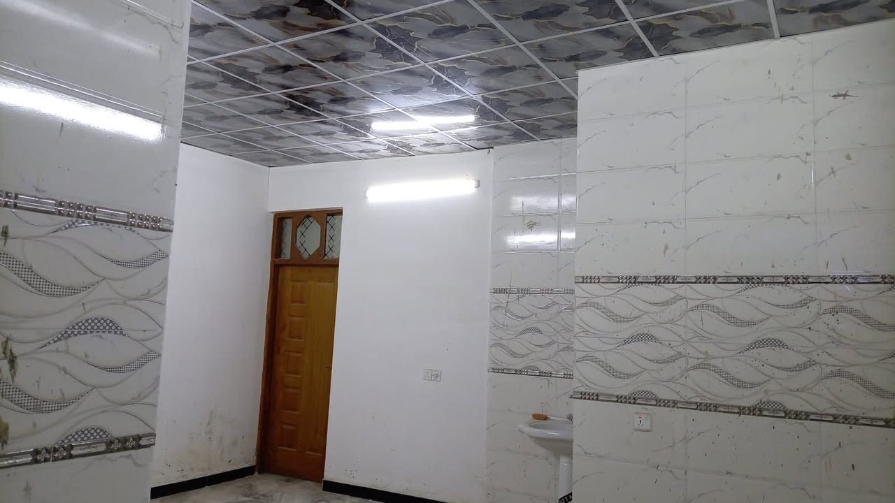 سلام عليكم بيت الاجار مساحه 70متره بحي سلام قريب سكه ابو عماد سعره ب300بيه الغراف و مطبخ وصاله وخدمه***********
