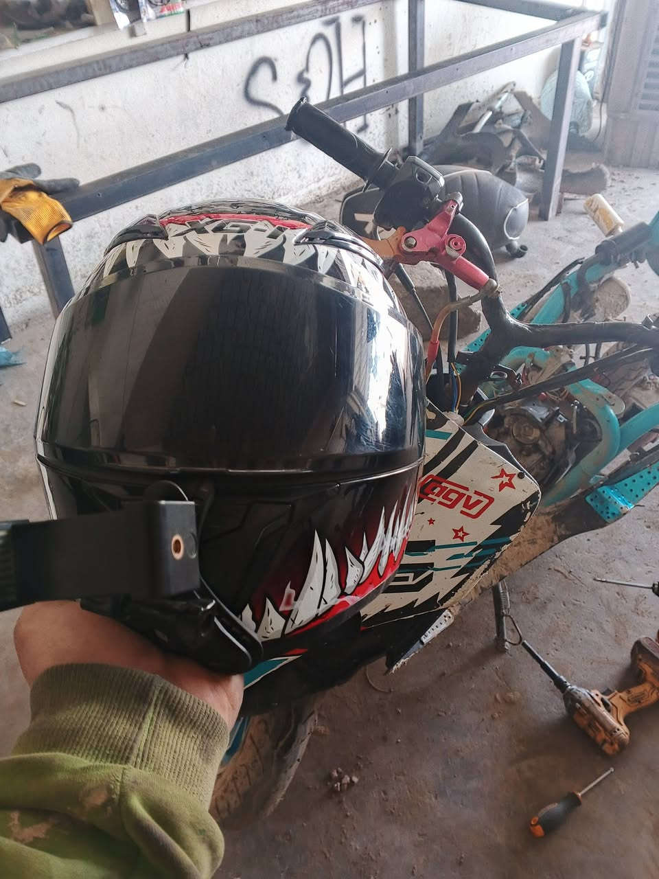 خوذه للبيع بيه ستان تصوير مكان بعقوبه كاطون رازي متواجد خاص او ‏‪***********‬‏سعر ٦٠💙
