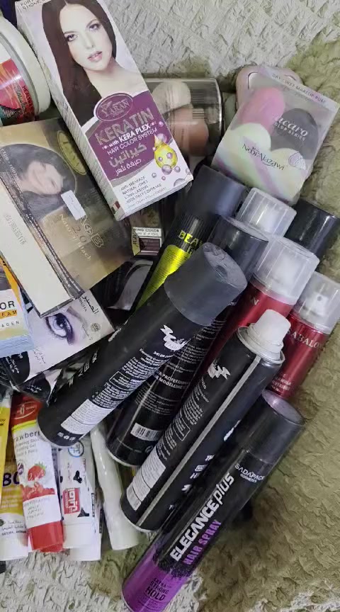 شلعة مكياجات كوزمتك عددهم اكثر من ٥٠٠ قطعه راسلني ادزلك المقطع كامل عالواتساب سعر القطعه الف دينار البيع كل الكمية ***********
