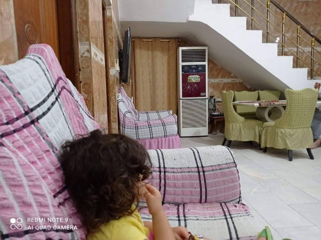 السلام عليكم ورحمه الله وبركاته
دار سكن طابو صرف المساحه 250 متر 
يحتوي في الطابق الارضي صاله واستقبال وغرفة نوم ومطبخ ومجمع صحيات داخلي وخارجي 
والطابق الثاني يحتوي غلى غرفتين نوم وكلدور كبير ومجمع صحيات خارجي 
المكان شارع النجف بسايد الذهاب  الشارع المجاور من دائرة الغذائيه قرب اليهوديه الجديده ثاني بيت عن التبليط 
عرض الشارع الي مقابيل البيت 25 م 
السعر 250 
للاستفسار ***********
