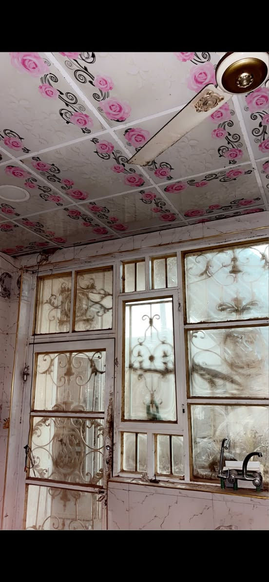 اللهم صلي على محمد وآل محمد 
بيت طابو صرف طابقين بناء طابوق حديث مسلح
العنوان بابل طريق كربلاء الاسكندريه مجمع حطين السكني 
البيت ركن مساحته 250 متر
يحتوي على 6 غرف نوم كبيرة الحجم
يحتوي على استقبال وحديقه بلاضافه يوجد محل بصف البيت 10*10 يُصلح للاستثمار
مطبخ وصاله ومنّور 
وصحيات خارجيه وداخليه وصحيات في الطابق الثاني 
يحتوي الطابق الثاني على 4 غرف نوم وصحيات وصاله وبلكونه
يُصلح البيت للاستثمار بسبب موقعه التجاري المميز محلات او عيادات طبيه او روضه ومدرسه اهليه ومعهد تدريسي او مكتب عقاري بسبب موقعه التجاري المميز 
الموقع راقي وهادىء جداً للسكن انارة وارصفه وشوارع تبليط 
يوجد بالقرب من البيت مجمع اسواق وصيدليه وعيادات طبيه و وكلاء وجميع الخدمات كامله 
سعر ايجار الطابق الاول 300 
سعر ايجار الطابق الثاني 300 
للاستفسار الاتصال على الرقم *********** 
الخاص والواتساب مغلق
