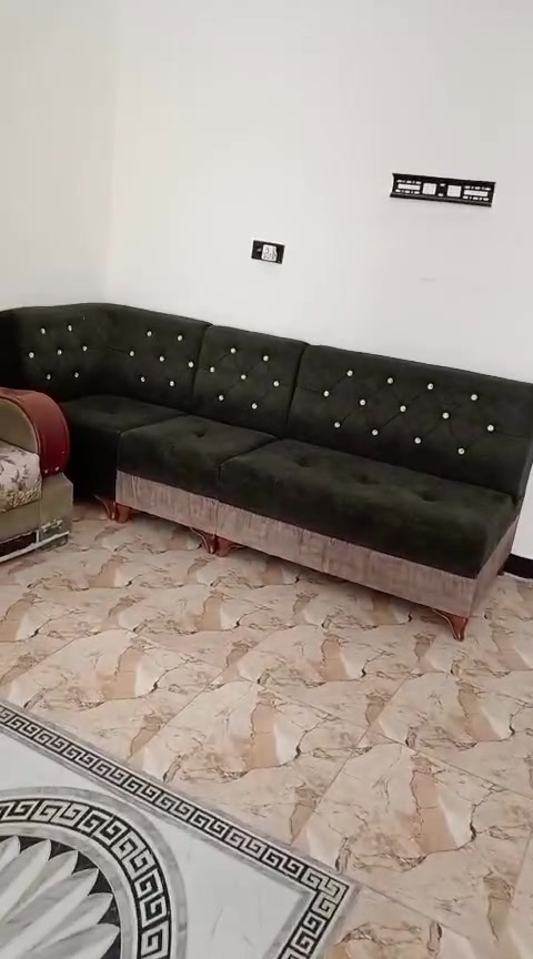السلام عليكم غراض للبيع شاشه 50 وشاشه 65 وتخم ديوان عدد2 دوشك وسبلت طن للتواصل ***********
