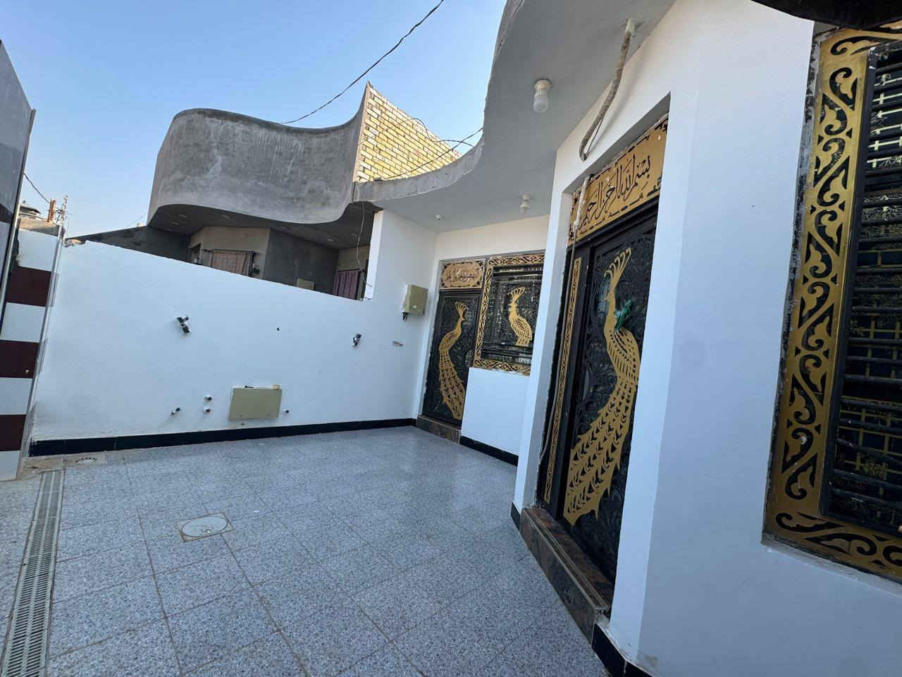 السلام عليكم ورحمه الله وبركاته 
بيت للبيع على الحولي وجه مساحه 150متر طابو صرف رقم القطعه 15/681 
رقم المقاطعه 38
بناء جديد صب كونكريت ..طابق واحد
يحتوي على استقبال وصاله وغرفه ومطبخ وحمامات داخليه و خارجيه..علمآ البيت هوه ولاثاث 
كامل كاونتر وملحقاته طباخات وقناني وسبلت عدد ثلاثه غرفة نوم ثلاجه ومجمده...وووو كل الملحقات بالكامل مجهز حته بالكاميرات .. اي استفسار السعر مراسله الصفحه او الاتصال
 ***********
