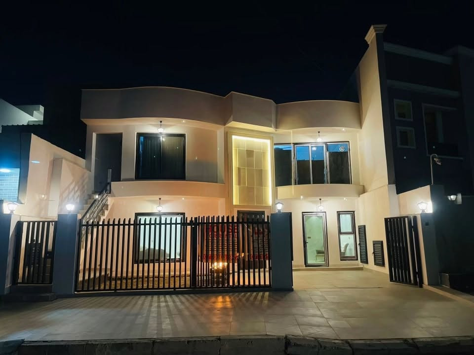⭕️ منزل أنيق بتصميم راقٍ  #للإيجار 🏡 

فرصة رائعة للباحثين عن الرفاهية والراحة !

المساحة : ٣٥٠م²
الواجهة : ١١.٥٠م 

💎 منزل راقي ومميز بكل التفاصيل !

التفاصيل :
 • 🛋️ ٥ صالات واسعة 
 • 🛏️ ١٢ غرف نوم مريحة (٤ منها سويتات فاخرة)
 • 🚿 ٨ حمامات و٥ مناور 
 • ❄️ مجهز ١٨ سبلت و كاونترين 
 • 🌿 حديقة صغيرة ومكان للاستمتاع
 • 🎛️ نظام كاميرات وانترنت مخفي 

🔺ملاحظة : المنزل مفصول الأرضي عن الأول  
الطابق الأول يحتوي ع شقتين 

📍الموقع : اليرموك محلة ٦١٢ سايدين النونيم 
اقرب نقطة دالة : جامع الشواف وجامعة الناجي 🏪

📞 للاستفسار :
***********

📍 زرونا في موقعنا :
بغداد – القادسية
شارع الخدمي / مقابل جامع ام الطبول 🕌

🏢 العقاري نمر الجبوري 
✨ نستقبل عقاراتكم للبيع أو الإيجار 

#_تسويق_عقاري_احترافي
#عقارات #بغداد #للبيع #للايجار 
#اليرموك
#الداوودي
#القادسية
#الاميرات
#الحارثية
