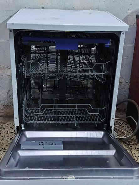 السلام عليكم 
غراض بيت نضيفات جداا المكان حي الجهاد الاستفسار ع هاذ الرقم ***********
