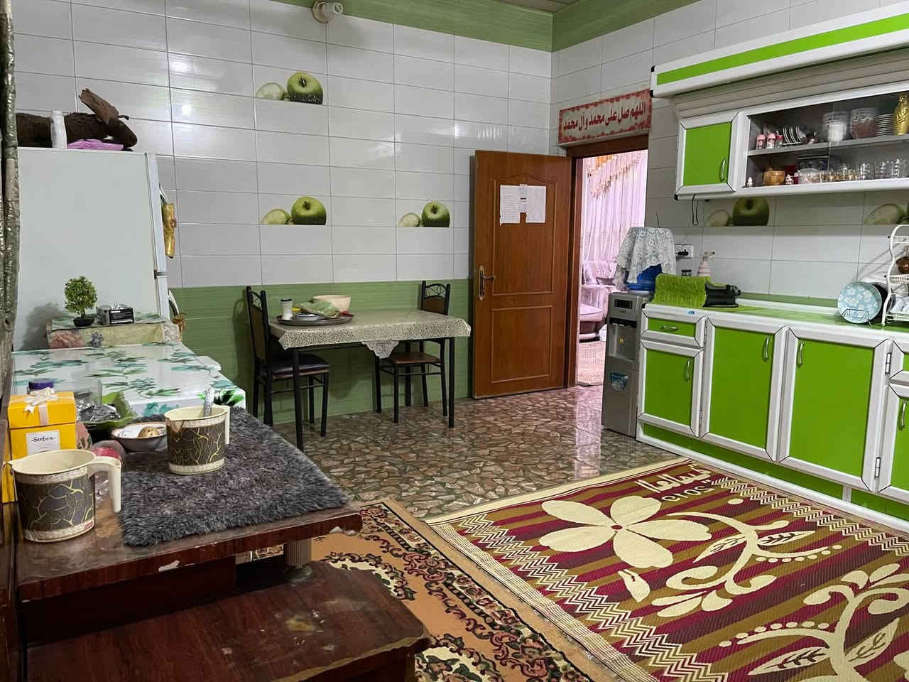 دار للبيع الانتفاضة الاولى مكان مميز
▪️المساحة  : 200 متر
▪️ النوع : طابو صرف
▪️ عدد الطوابق : طابق واحد مع غرفة مخزن في الطابق الثاني (4 في 4 )
� يتكون المنزل من:
غرفتين نوم
حمامين
استقبال
صالة 
مطبخ
كراج سياره
السعر المطلوب 450مليون قابل للتفاوض مع صاحب الدار مباشر
�المنطقة تتوفر فيها جميع الخدمات من ماء وكهرباء ومدارس وأسواق، وتُعد من المناطق المناسبة للعوائل والسكن الهادئ.
✨ البيت مرتب وجاهز للسكن
للاستفسار 

يرجى مراسلة الصفحة او الاتصال على الارقام التالية
***********
***********
عنوان المكتب 
كربلاء . الانتفاضة الاولى
 نهاية شارع المخازن 
مقابل فلكة الساعة 
مكتب الزاوية لتجارة العقار 
الحاج كريم الجبوري
