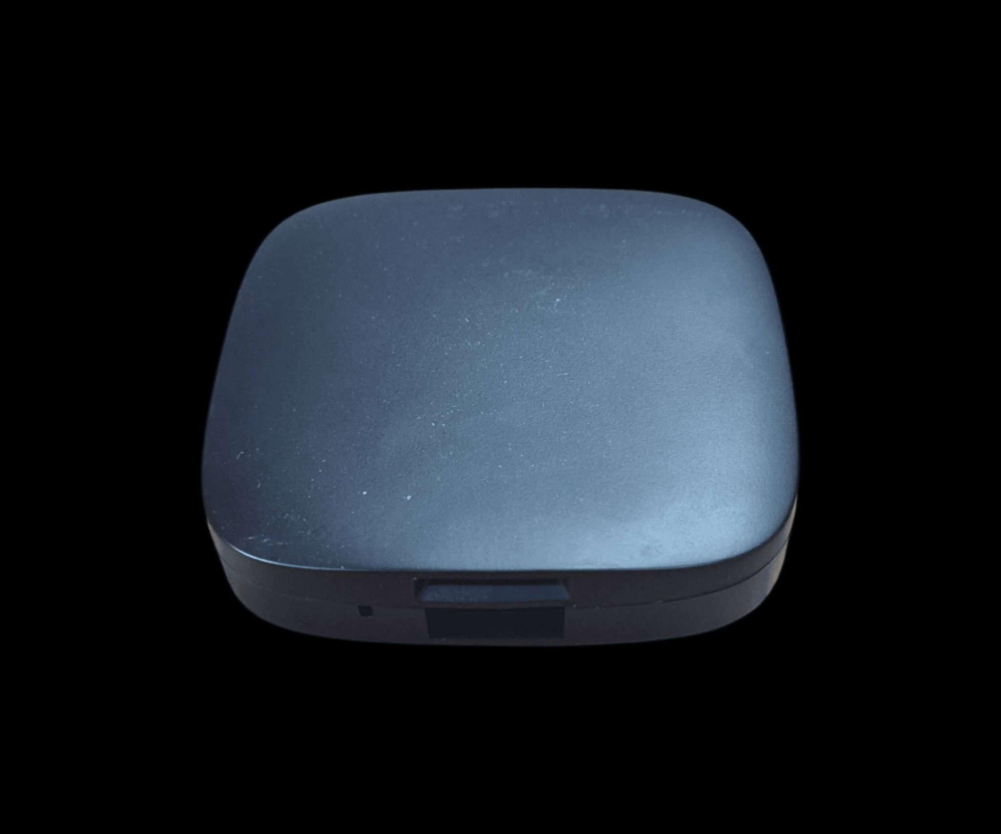 وحدة كار بلاي لاسلكية ذكية – أندرويد 13 (2GB+32GB)

الاستخدامات

تحويل شاشة السيارة إلى نظام كار بلاي و أندرويد أوتو لاسلكي بالكامل بدون أسلاك.

تشغيل يوتيوب، نتفلكس، الخرائط، الموسيقى وجميع تطبيقات القيادة بأمان.

الربط المباشر مع الهاتف لعرض الإشعارات، المكالمات، الملاحة، والتحكم بالصوت.

مناسب للسيارات التي تدعم CarPlay السلكي وتحتاج تحويله إلى لاسلكي + إضافة نظام أندرويد كامل.

مثالي للرحلات، السائقين اليوميين، وسيارات العائلة.

المميزات

نظام التشغيل: Android 13 حديث وسلس.

المعالج: ALLWINNER A133 رباعي النواة.

الذاكرة والتخزين: 2GB RAM + 32GB ROM.

الدقة: دعم عرض 1080P Full HD بجودة عالية.

التطبيقات: إمكانية تحميل يوتيوب، نتفلكس، الخرائط، Google Store وغيرها.

الاتصال:

- WiFi 2.4G  5G
- يدعم CarPlay و Android Auto لاسلكي بالكامل.

توصيل سريع Plug & Play– فقط اشبكه بمنفذ USB وسيعمل مباشرة.

منفذ TF Card لإضافة ذاكرة خارجية.

تحويل شاشة السيارة إلى واجهة ذكية كاملة بدون أي تعديل أو برمجة.

تشغيل GPS من خرائط الهاتف بدون أسلاك.

تحديثات عبر الإنترنت OTA إن توفرت.

محتويات الصندوق

وحدة كار بلاي الذكية.

كيبل شحنتوصيل Type-C.

دليل المستخدم.

الملاحظات

يعمل فقط على السيارات التي تدعم CarPlay السلكي الأساسي.

لا يحتاج تنزيل برامج خارجية – الربط مباشرة من الهاتف.

سرعة الأداء تعتمد على قوة إشارة الهاتف والـ WiFi.


**إذا كنت صاحب هذا الإعلان وتريد حذفه لأي سبب، رجاءا أرسل رسالة إلى الدعم الفني**