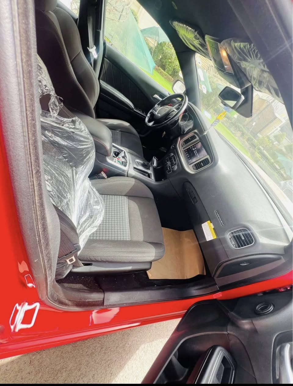 سلام عليكم دوج جارجر RTمواصفات عاديه موديل 2021 الحادث جاملغ السايق جزء منه صبغ بدون ايرباكات بدون دواخل كير مكينه عله وضع الشركه السياره ستوك برمجه كزوز كله بلادي السياره جديده بمعنه الكلمه ماشيه 67 الاستفسار 
***********
