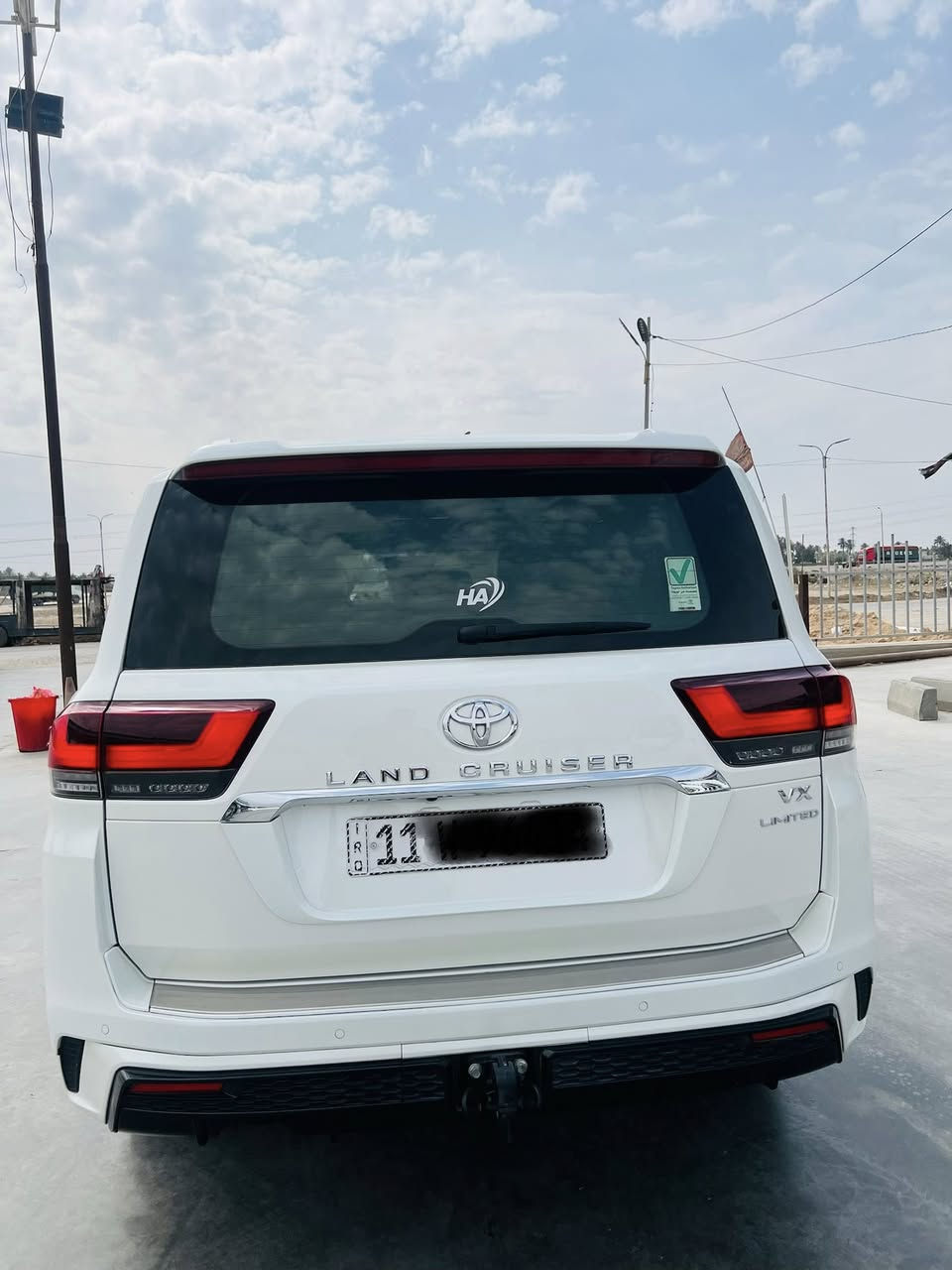 السلام عليكم للبيع لاندكروز موديل 2023 لمتتد ضمان ساز تطبيق ثلاث شاشات رقم بغداد بسمي  مكفول كفالة عامه من صبغ وتبديل وفتح 
جديدة معنى كلمة 
فول موصفات 1/1 فئه VX 
بصمه تشغيل 
بصمه أبواب لمس 
تشغيل عن بعد 
فتحه سلايت
كشنات ثنين كهرباء 
كشنات جلد 
رادار خلفي 
كشنات تدفئه تبريد +كشنات الاماميه خزن مموري 
زراكات 
مري شفط 
شاشات خلفيه 
كشنات خلفيه كهرباء 
مطفايه حريق 
جنطه شفط 
سبعه راكب 
ثلاث قطع تبريد 
محرك 4000 تنفس طبيعي 
حساس امامي 
حساس خلفي 
أرضيات الشركه +بصمات ثنين 
سبير منازل 
وباقي موصفات ساز معروفه 
ماشيه 40 الف حقيقي 
السعر (675) 
الاستفسار اتصل على الرقم ***********
مكان بابل حله
