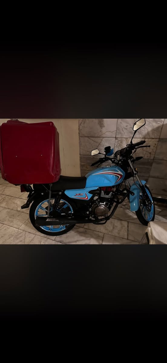 سلام عليكم لبيع نضيفه كلش بدون نقص بدون صرف بدون ضربه بدون خياس بدون حادث تاير خلفي جديد قبل يومين شديته ماشيه 20 الف ابيعلك ع فحص انطيك الصندوك وياها هديه ودسكات احتياط جديد وبنز خلفي احتياط جديد قبغ زنجيل فاتحه لن بدلت زنجيل وبدلت كلج اصلي مؤسسه  قبل فتره مكاني ساحة عدن *********** سعر 850 بيها مجال بسيط
