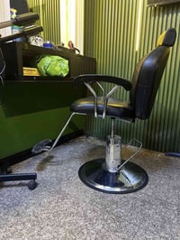 كرسي حلاقه للبيع جديد كلش سعره 150 وبي مجال بسيط بغداد الشعب 077727776...