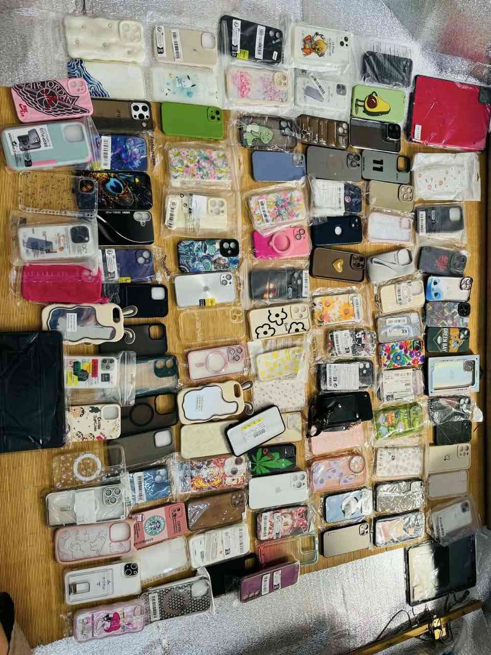 سلام عليكم عندي 160كفر ولزكات ايفونات وعدسات كفرات ايفونات من ال11عادي لحد17برو اكثر شي ايفونات موجود متواجد واتساب*********** ومتواجد فيس
