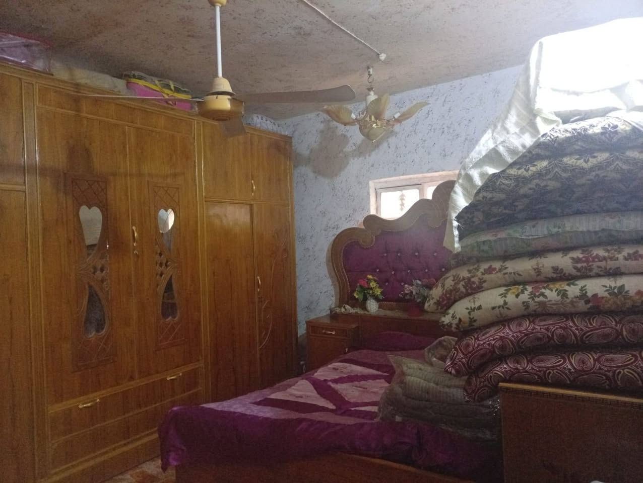 يا الله السلام عليكم دار للبيع المساحه الكليه للدار 300 متر موقع الدار الجزائر يبعد  الشارع العام 50 متر مقابيل مستشفى مرجان يحتوي الدار على ست غرف نوم وهول واستقبال ومطبخ وللعلم الدار طابقين
للاستفسار الاتصال ***********
