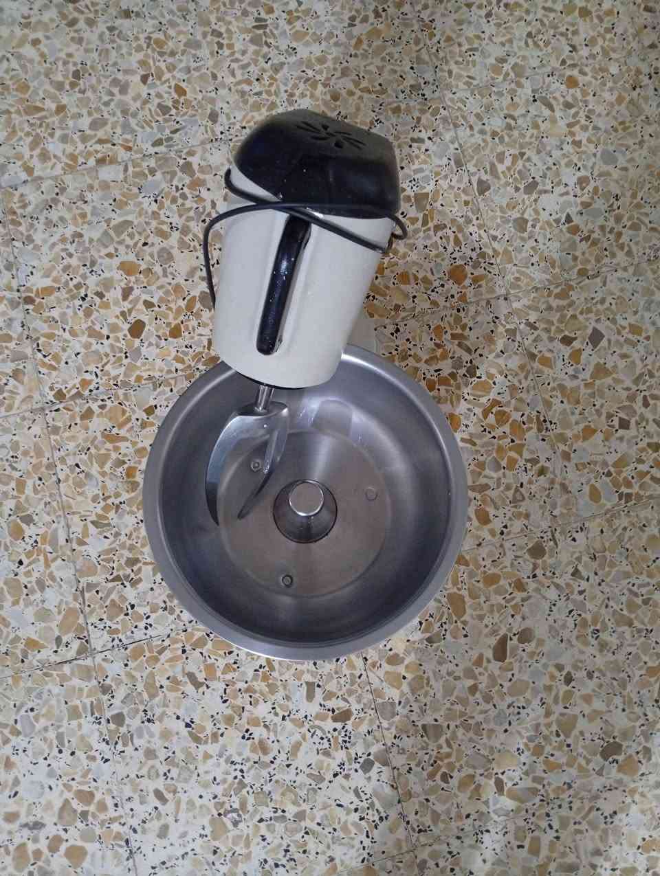 سلام عليكم عجانه للبيع الوزن عشر كيلوات مده الاستعمال ثلاث مرات السعر 135 وبيه مجال قليل العنوان بابل المحاويل قرب معارض السيارات رقم ***********
