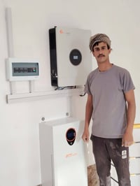طاقة شمسية • بطاريات ليثيوم • ألواح 600 واط