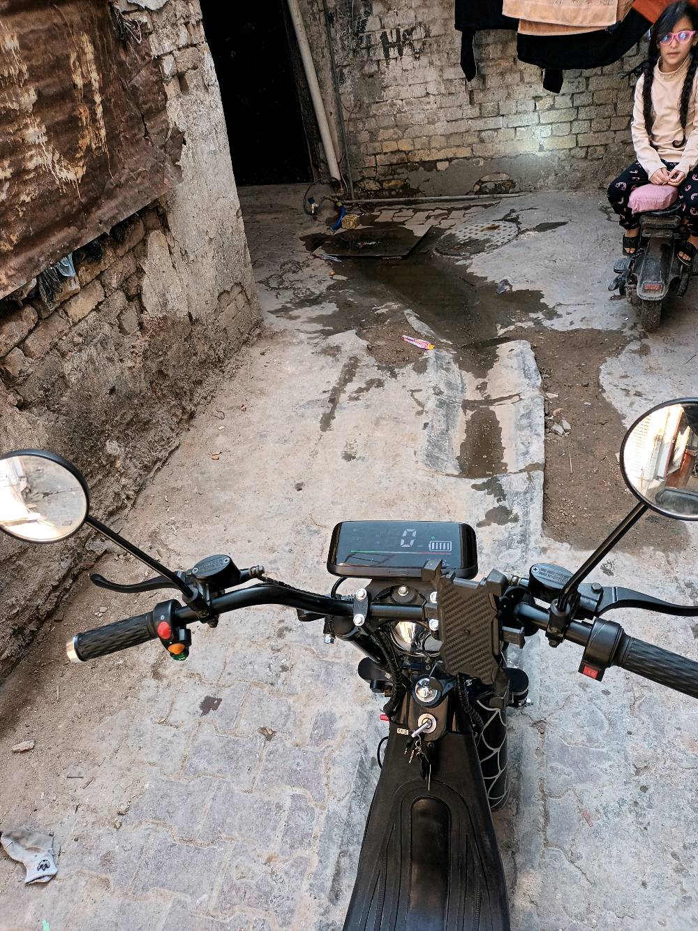 ماطور كهربائي جديد وحديث التصميم بهيكل قوي وعجلات عريضة تعطي استقرار وثبات. يحتوي على مقعدين مريحين ومُصمم بتفاصيل مميزة بنمط يشبه شبكة العنكبوت على العجلات. مثالي للتنقل السريع والبيئي داخل المدينة.