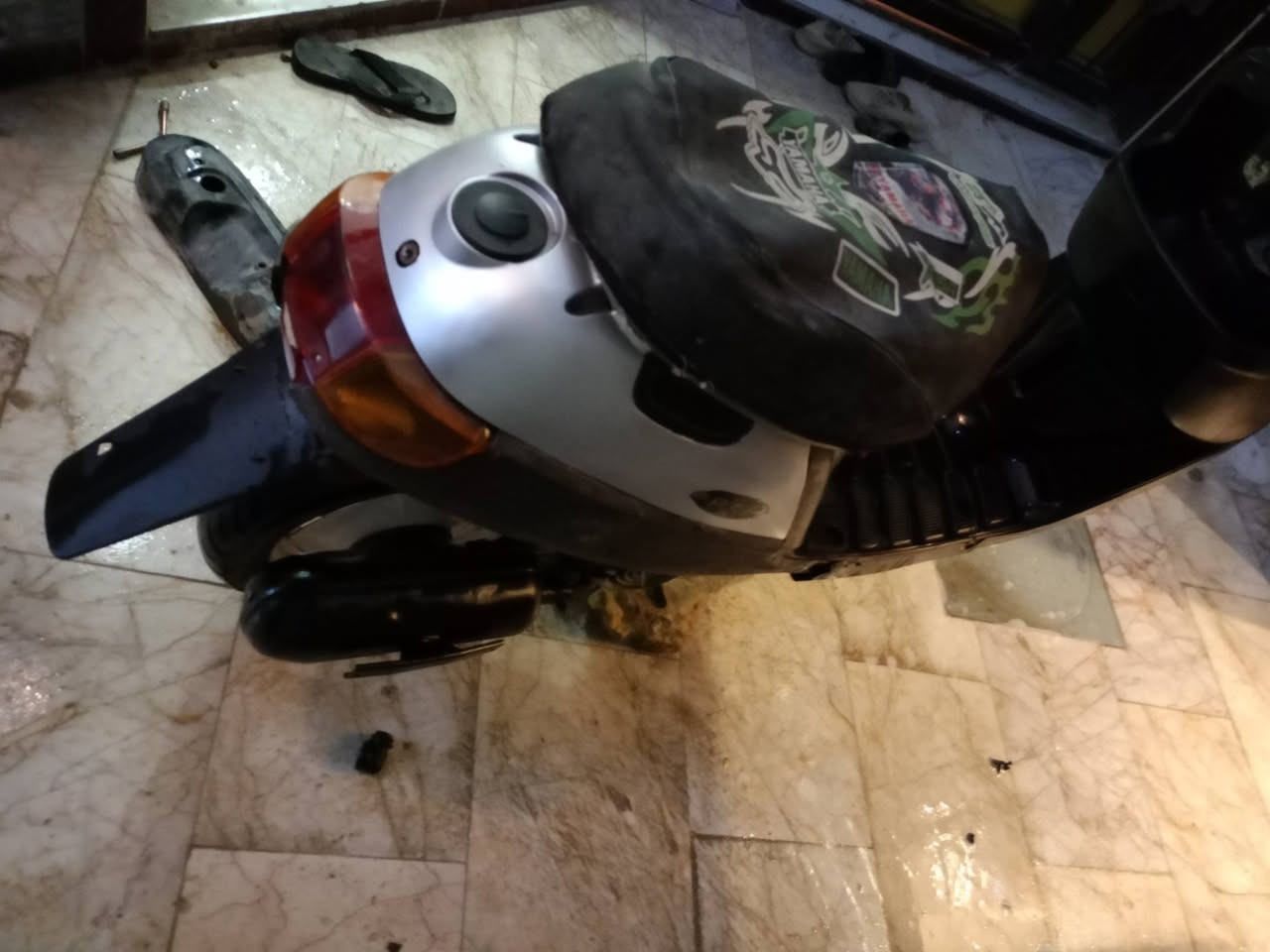 السلام عليكم ورحمة الله وبركاته 
دراجه 60نوع Petra Yamaha 
شغل وطلع وين ما يعجبك دراجه 
حلوه ونضيفه ما عوزه شي شغل
وطلع اشاير لايت بك لايت كله جديد
مكينه خرسه كير ناعم 165وبه مجال ناصريه مركز ***********
