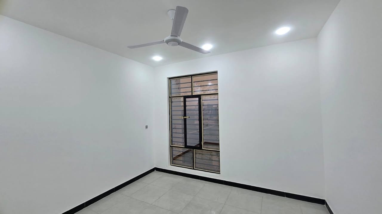 بيت للبيع في كربلاء مجمع بوابه الجنوب شارع حله كربلاء قرب مستشفى طب السنان 
مساحة 100مترطابقين  طابو زراعي سند 25
البناء طابوك جمهورية كونكريت مسلح صب مركزي
يحتوي على استقبال ومطبخ وصاله وصحيات داخليه وخارجيه 3غرف نوم 
البيت بناء جديد بعده مامسكون الاستفسار اتصل ***********
*********** كربلاء, العراق
