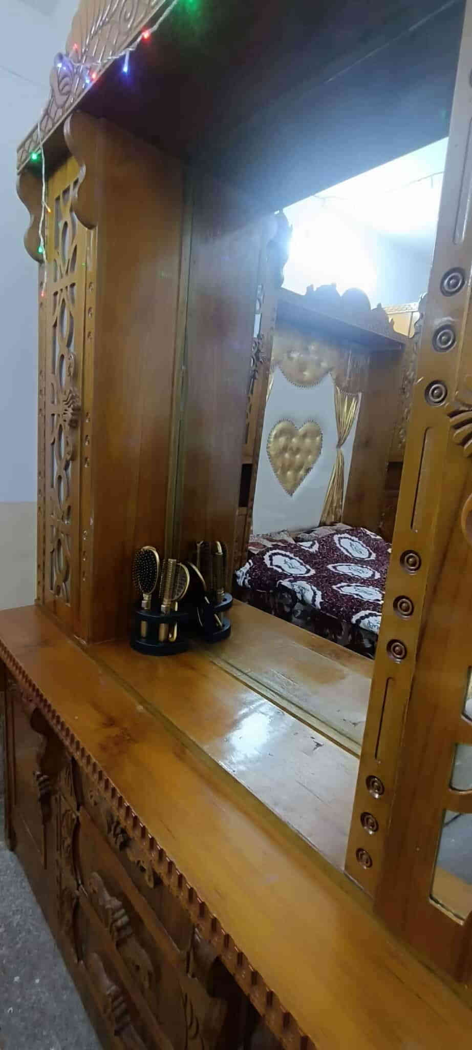 غرفة نوم نظيفه حيل بعدها بنايلونها فصال شغل عراقي خشب رقم 1مع دوشك سعر 900شراي اتصل  علي رقم غير متواجد ع فيس ***********
