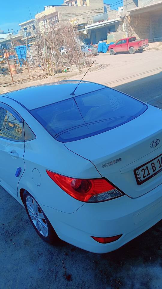 هیوندا ئەکسنت 2011
دوو پەڵە ساردی هەیە 
ڕەسمی سۆنەرم داناوە
گێڕ و مەکینەی بە شەرت
زۆر خاوێنە

سەنەوی و هەزەی تازەیە
تەحویل و غەرامەی بە شەرت
 ***********
شوێن سلێمانی
نرخی ٩٦ وەرەقەو مەجالێ کەم السليمانية, العراق
