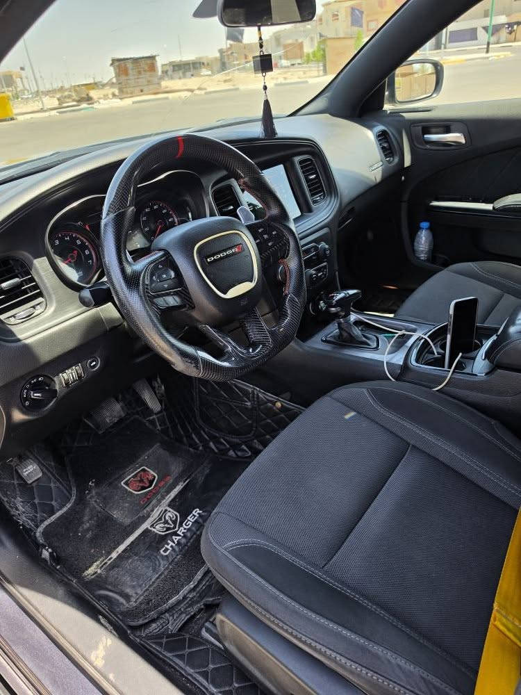 السلام عليكم..
دودج تشارجر SXT Plus موديل 2019
السيارة استخدام شخصي، معتني بيها ومصروف عليها، جاهزة ما ناقصها أي شي.

المواصفات والإضافات:

كت SRT رياضي كامل (دعاميات أمامي وخلفي، دفيوزر، كزوز رياضي، لحية دعامية، وسكوب أبواب، حزام امان مطقم)
ستيرن رياضي كاربون فايبر
شاشة كبيرة
ويل كب حجم 20
مكينة 6 سلندر مكفولة من الفتح والتبخير
الكير مبدل
ماشية 115,000 كم (قابل للزيادة)
السيارة وارد أمريكي، حادثها جداً بسيط بالويل فقط (الصورة موجودة بالمنشور)
السيارة "ليبل واحد"، لا فتح ولا تعمير وكلشي بيها بلادي ما عدا صبغ بالصندوق إثر طخة "ستوتة" بسيطة هنا بالعراق
السيارة باسمي وسنويتها منتهية قبل شهرين.

السعر: 195 ورقة  (وبيها مجال بسيط)

المكان: البصرة

للتواصل: *********** الزبير, البصرة
