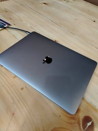 ماك بوك اير M1 • ٨ جيجا رام • ٢٥٦ جيجا تخزين