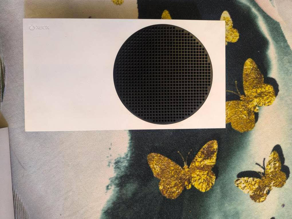 اكسبوكس ون سيرس اس 

الجهاز قمة النضافة مع كامل ملحقاته ( مامفتوح ) ماواصلته صيانة ومايشكي من اي شي 
ملحقاتة : يدة اصلية مال الجهاز (خالية من الصيانة ) 
كيبل hdmi نضيف وجديد مال الجهاز الاصلي 
كيبل الباور اصلي ونضيف مال الجهاز 

مساحة تخزين الجهاز 512 كيكابايت 

الجهاز نضيف جداً  بحالة الجديد مع كامل ملحقاتة الاصلية  التواصل واتساب : ***********
سعر الجهاز 375 وبي مجال مكاني بغداد حي البتول
