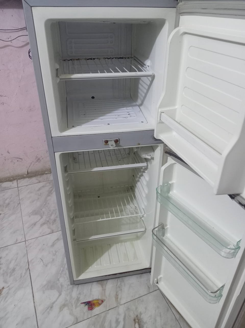 ثلاجه تشتغل وتفصل قيم
***********
