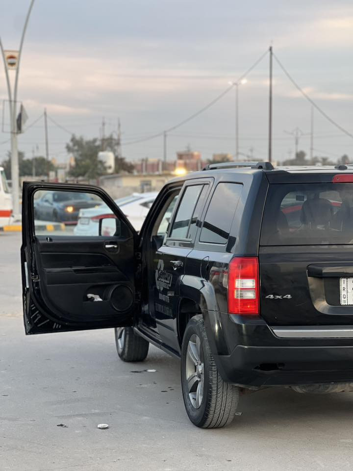 السلام عليكم
Jeep 2016 sport SE
  كراسي تدفئة مانع انزلاق تحكم ستيرن سستم صوت كير مكينه تبريد بحاله جيده  رقم دولي مكينه اربع سلندر 2.4  لون أسود  السيارة بأسمي مداور ثاني يوم للتواصل ***********
