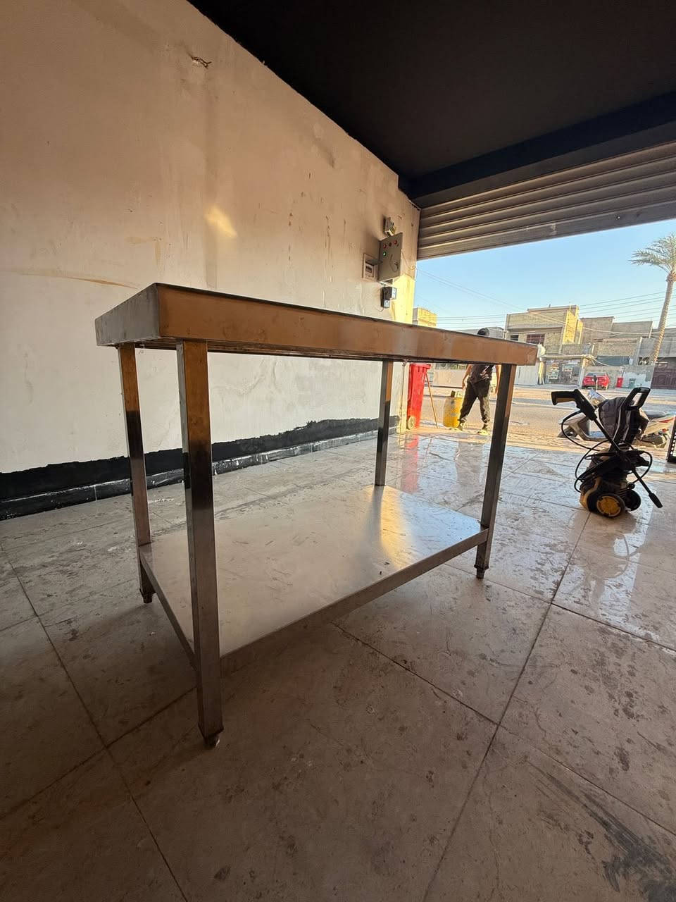 سلام عليكم عندي ميز سل ستيل 
وعندي ميز ع شكل رف يحتوي 5رفوف 

رقمي /‭0789 149 5815‬

سعر 250 وبيهن مجال
