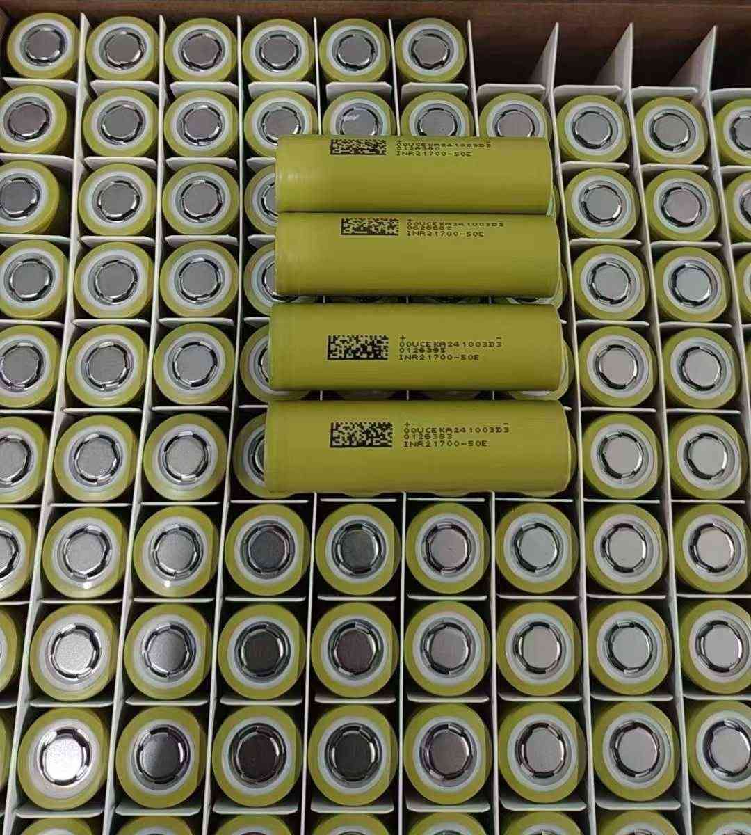 The DMEGC INR21700-50E 3.7V 5000mah battery cell is high performance lithium-ion batteries cell engineered for demanding applications that require both substantial capacity and strong discharge capabilities. Offering a nominal capacity of 5000mAh and a continuous discharge rating of 15A,it’s an ideal solution for high-drain uses such as power tools,custom battery packs and, electric motorcycles, electric scooters, electric bikes.
The company is a leading battery supplier specializing in high quality battery solutions.our product range includes lithium ion battery,Lithium iron phosphate battery,Lifepo4,Sodium-ion batteries and nickel-metal hydride batteries,catering to various industries such as consumer electronics,power tools,Energy storage equipment,solar lighting,Electric tricycle,electric bike,Laptops,solar power,electric vehicles,photovoltaic energy storage,and renewable energy.


**إذا كنت صاحب هذا الإعلان وتريد حذفه لأي سبب، رجاءا أرسل رسالة إلى الدعم الفني**