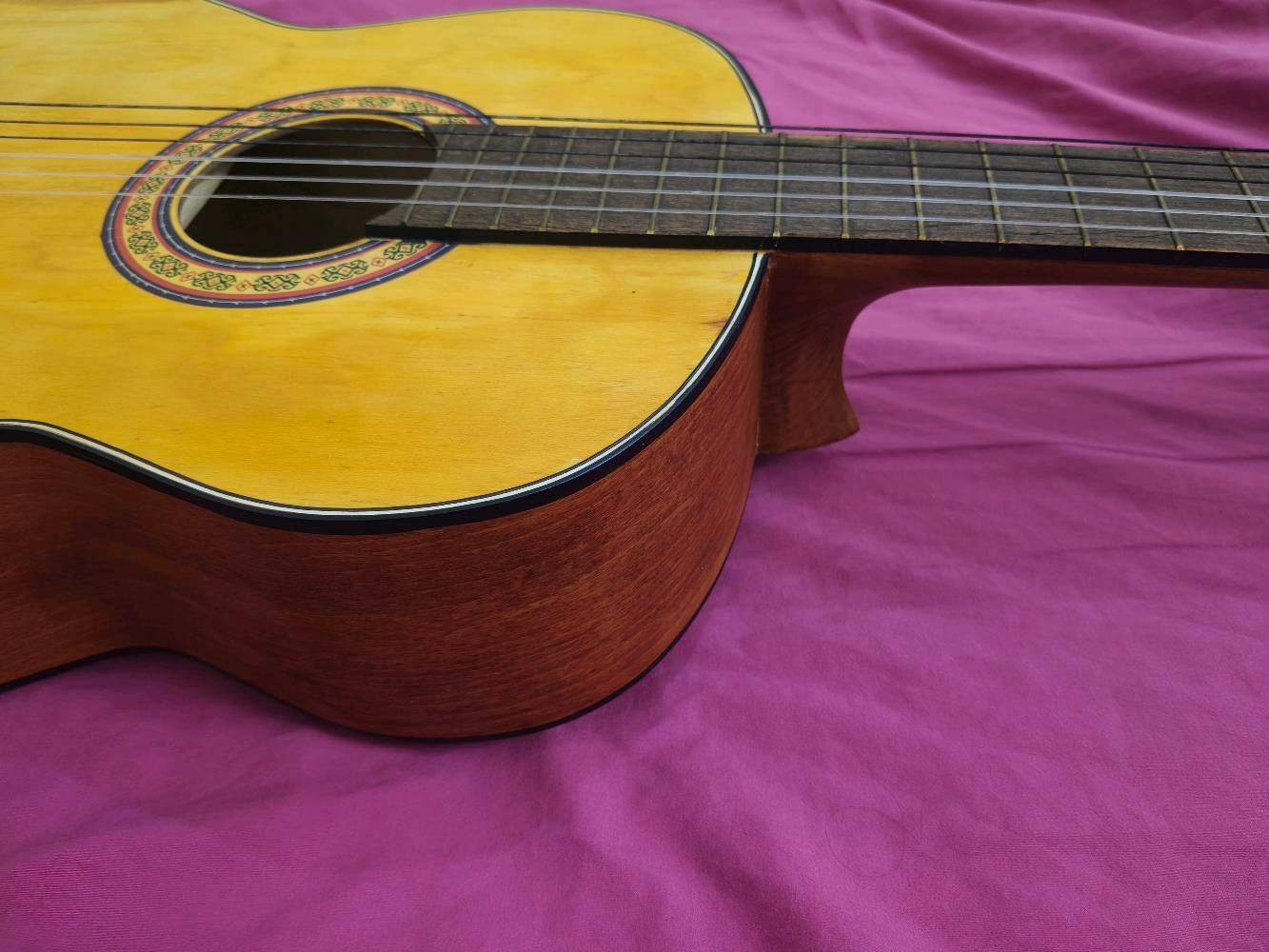 كيتار ماتابور (Matapour) كيتار كلاسيكي نظيف جداً "أخو الجديد" للبيع 🎸
للي يدور كيتار مرتب وصوته دافي ونقي، عندي هذا الكيتار (Matapour) الإيراني الأصلي (صناعة سنندج) موديل 001.
ليش هذا الكيتار لقطة؟
الحالة: نظيف جداً واستخدامه قليل جداً، وبدون أي خدش أو تشوه نهائياً (تگدر تگول أخو الجديد).
الخشب: خشب طبيعي أصلي ومتين، معروف بقوة تحمله ونغمة صوته المميزة.
الحجم: حجم كبير (Full Size) ومريح جداً بالعزف، سواء كنت مبتدئ أو محترف.
الملحقات: يجي وياه جنطته (الحقيبة) الأصلية مالته.
المنشأ: ماركة ماتابور غنية عن التعريف بجودتها للتعليم والعزف الكلاسيكي.
السعر: ( 175 ألف دينار) وقابل للتفاوض  
المكان: (ذي قار )
للتواصل والاستفسار، يرجى مراسلة الرقم على واتس اب ***********



#كيتار # الآلات موسيقية 