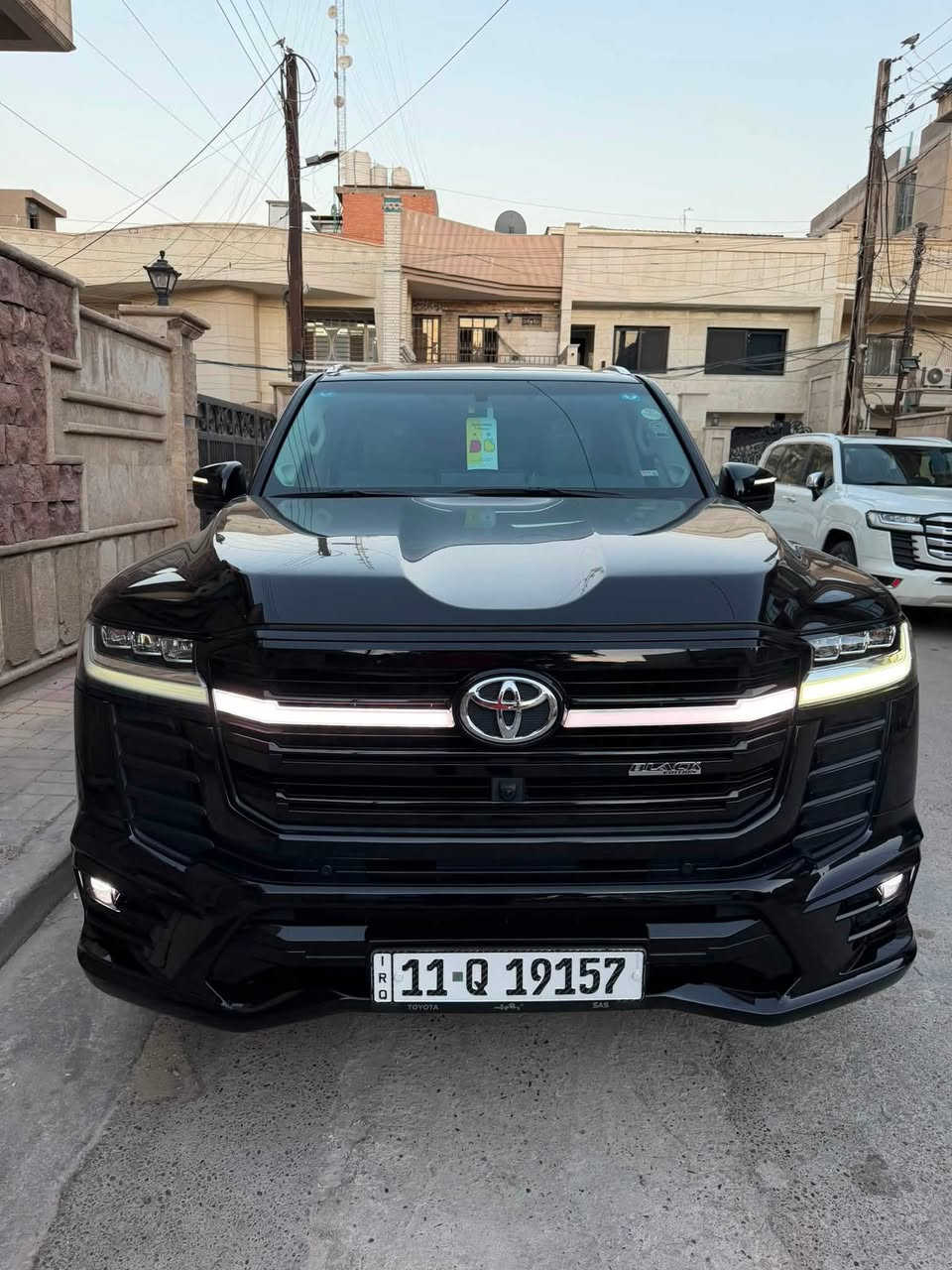 سلام عليكم 
لاندكروز 2024 ضمان شركة ساس VX ابلاك ادشن 
مكفولة كفالة عامة 
ماشية 25 
مغلفة PPF على وضعية الشركة 
اضافة بوب شفط من شركة 
4 كامرات 
تبريد كشنات 
رادار جانبي 
صندوق حساس قدم مضاف من شركة 
باقي الموصفات معروفة 
العنوان السيدية 
السعر 77الف وبيهة مجال بسيط 
رقم التواصل ***********
