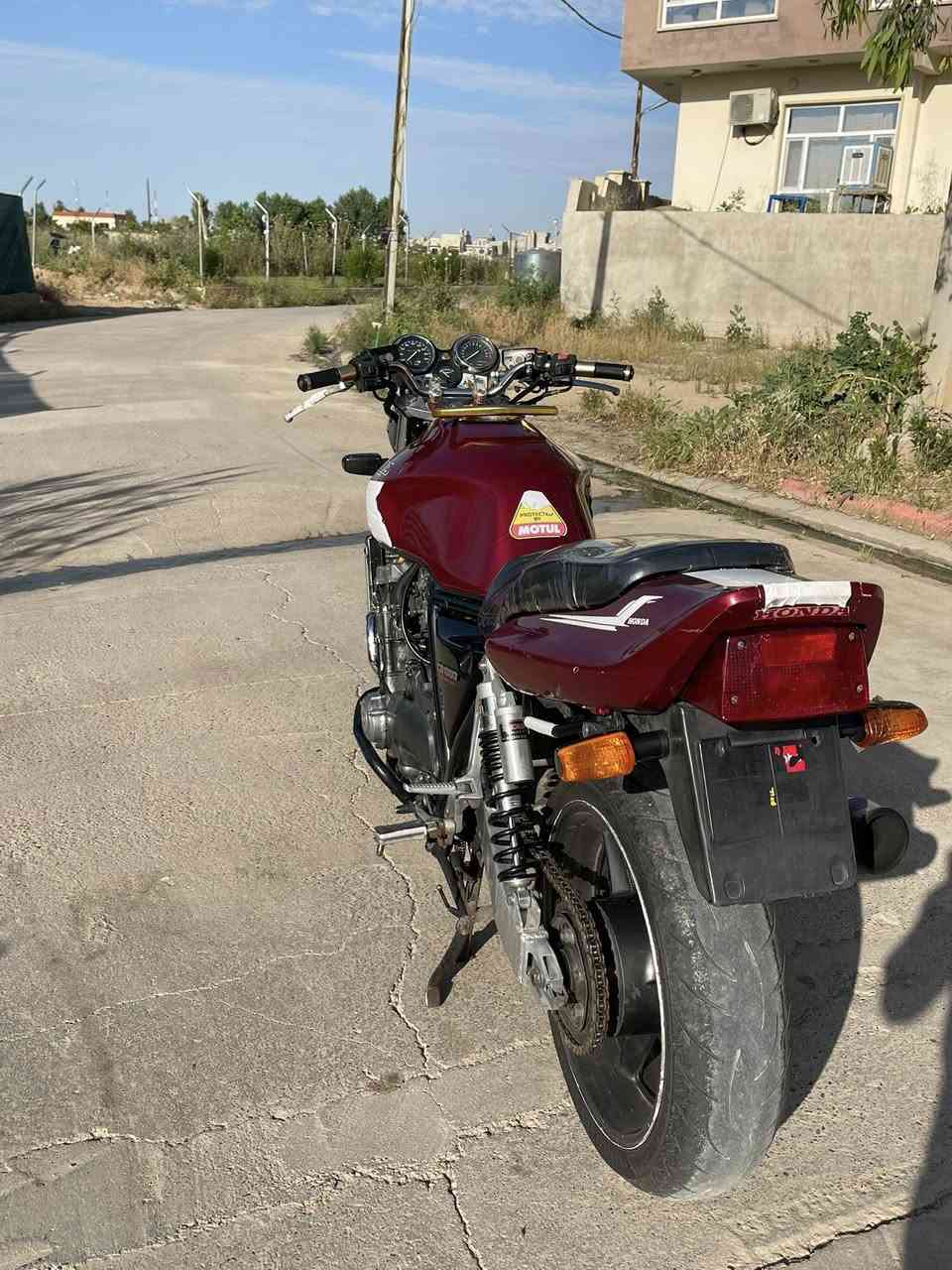 السلام عليكم.
دراجه سي بي 1000 CB
لون حلو ❤️
شرط واحد ثاني بطناش 💨
مكينه كير شرط 

باقي التفاصيل خابرني وتدلل
رقمي *********** واتساب بي
