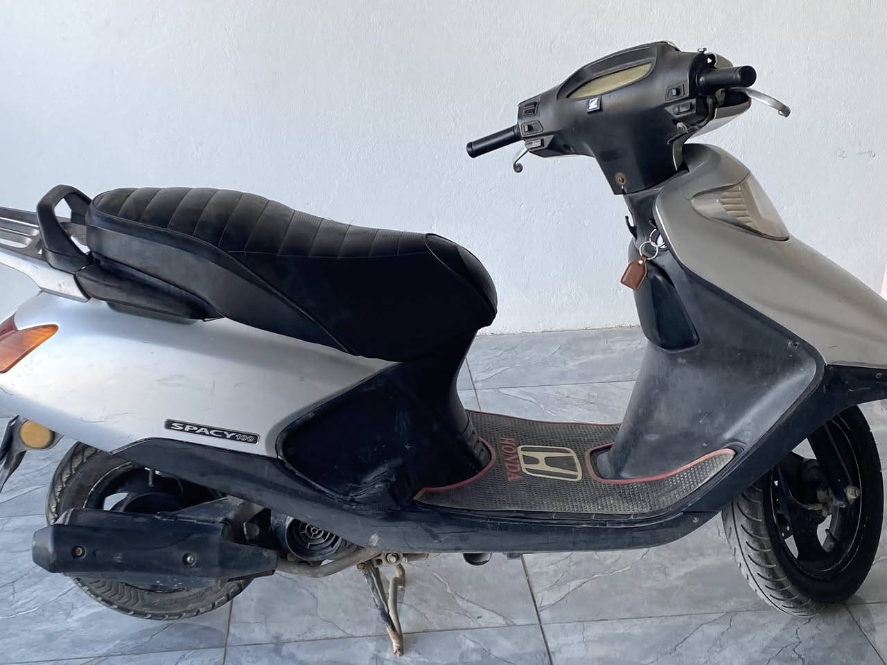 السلام عليكم دراجه سبيسي ياباني للبيع الدراجه خير من الله سلف هندر كلها شغاله فقط قفل الجنطه مايشتغل السعر 550 وبيها مجال العنوان السفحه الاولى شارع السكلات ***********
