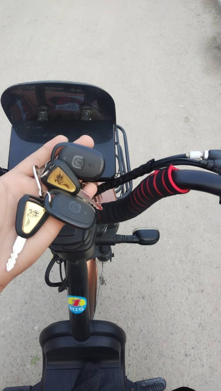 السلام عليكم
دراجه شحن حجم 20 شركه HIS احسن نوعيه 5 بطاريات نضيفات كلش والدراجه اخت الجديده 
استعمال قليل جدا وياه سويجين و بصمتين 
وشاحنه الاصليه 

السعر 275 الف 
العنوان بغداد 
رقم ***********
